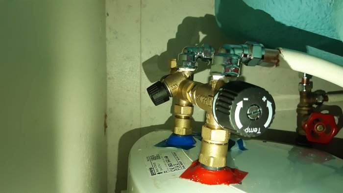 Varmvattenberedare från Gorenje med säkerhets- och blandningsventil installerat ovanpå.