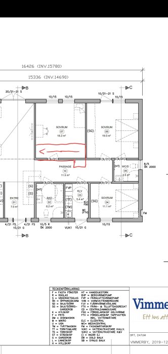 Ritning av bostadsplan med markerade områden där huvudet kan slå i, och spiraltrappa indikerad med röd pil.