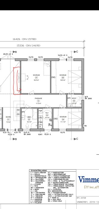 Arkitektonisk ritning av en våningsplan med markerade låghöjdsområden och två trappplaceringar.