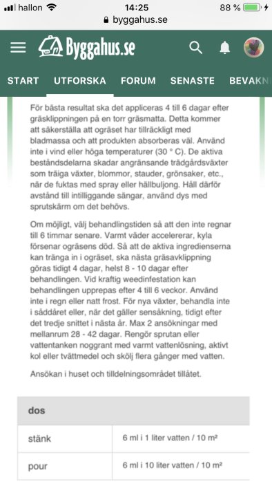 Skärmdump från diskussionsforum visar text om gräsvård och doseringsanvisningar för trädgårdsprodukt.