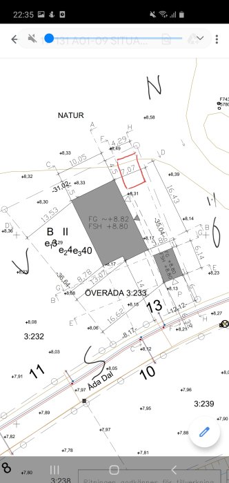 Situationsplan med markerad tomtgräns, byggnader och alternativ garageplats markerad i rött.