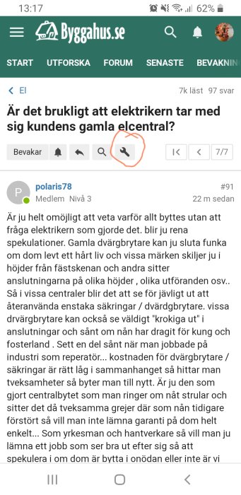 Skärmdump av diskussionsforum med en öppen tråd och kommentarsfält, cirkel runt inställningsikonen.