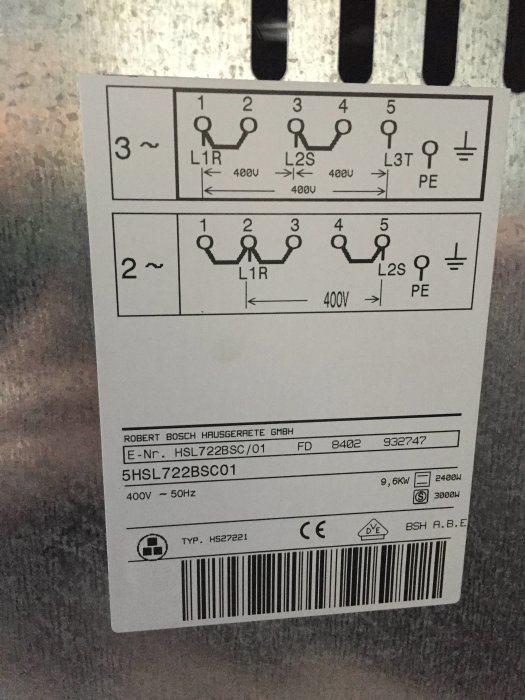 Kopplingsschema för spis med beteckningar för faser och jord, modell och tekniska data.