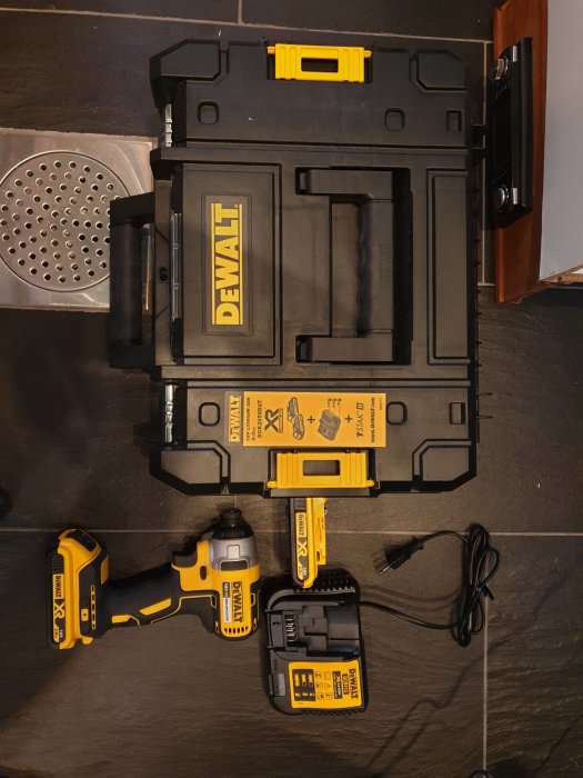 Oanvänd Dewalt slagskruvdragare med 2 batterier, laddare och Tstak II väska.
