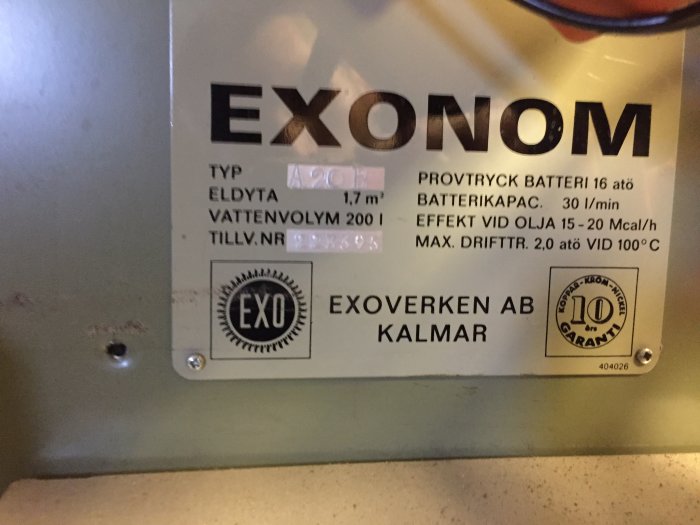 Typskylt på en Exonom 20B panna med tekniska specifikationer från Exoverken AB i Kalmar.