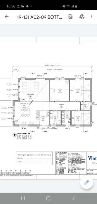 Arkitektonisk ritning av en bostadsplanlösning med benämnda rum och måttangivelser.