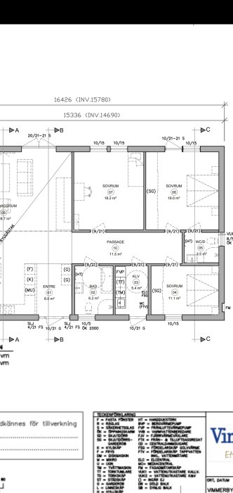 Arkitektritning av en bostadsplanlösning med beteckningar för olika rum och måttangivelser.