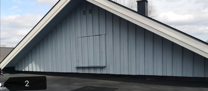 Bild 2 visar en renoverad garagesida med nytt blått panel och ojämnt kapat nedre kant.