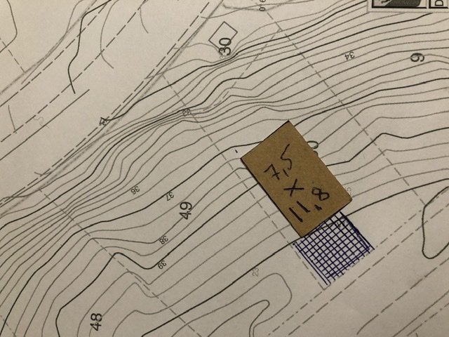 Tomtkarta som visar en rutig yta markerad för att illustrera en planerad parkeringsplats.