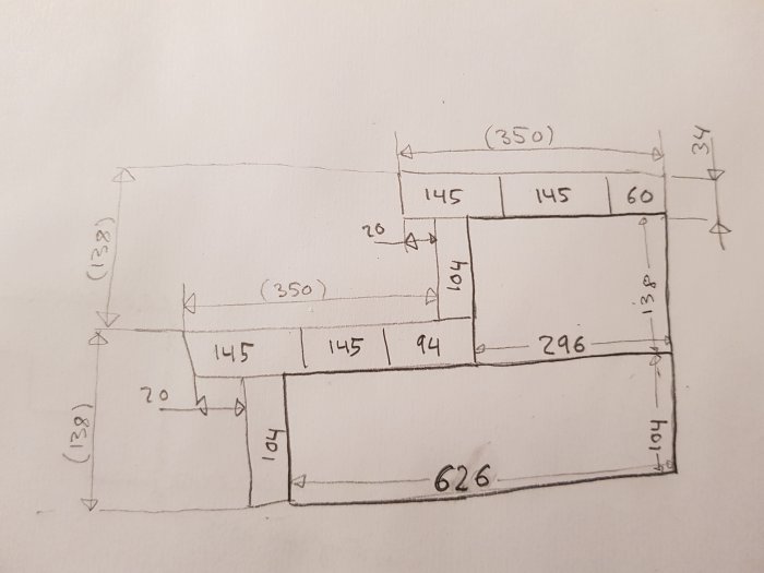 Handritad skiss av byggdetalj med måttangivelser och anmärkning om 20mm läpp.