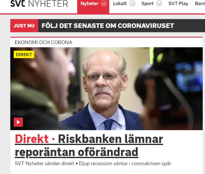 Stefan Ingves i intervju, med texten "Riskbanken lämnar reporäntan oförändrad" på en nyhetssida.