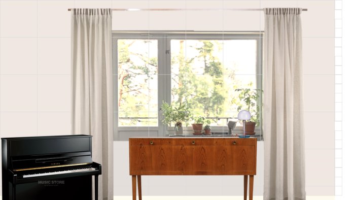 Interiör med fönster och gardiner, byrå och svart piano, i dagsljus.