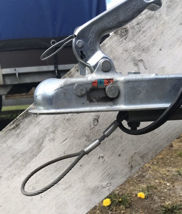 Dragkroksanordning med en ögla i vajer som är standardmonterad.