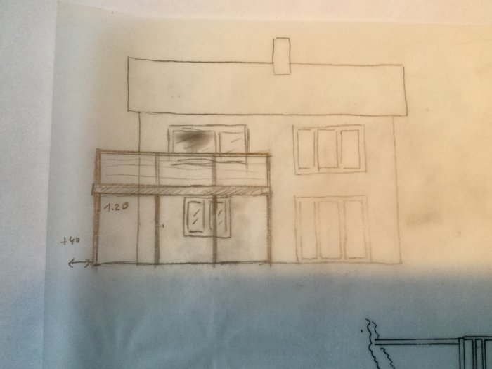 Handritad skiss av ett suterränghus med planerad balkong längs fasaden och trappa på sidan.