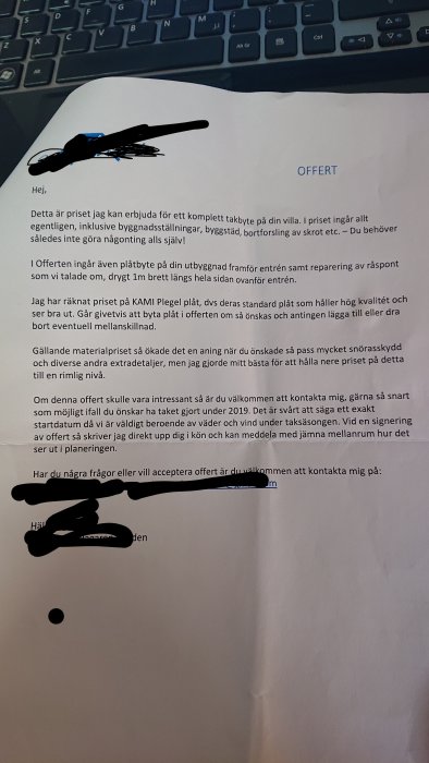 Offert för takbyte undertecknad av en takfirma och kund med synliga textdelar som diskuterar priset och villkoren.