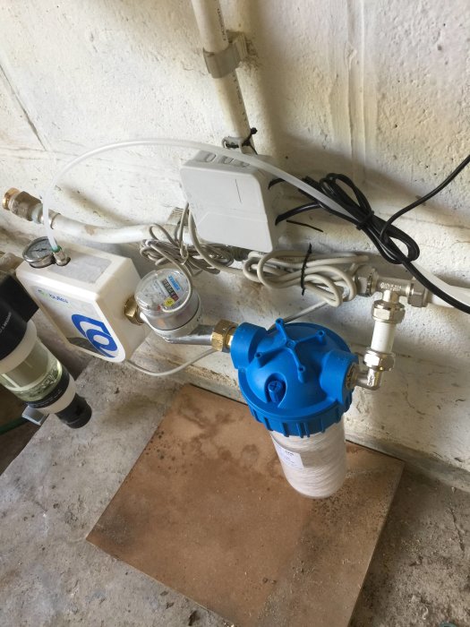 Installation av CO2-system med tryckreducering, partikelfilter och mätutrustning mot vit vägg.