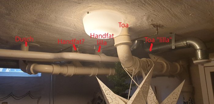 Vy av badrummets underliggande rörsystem i källare, markerat för dusch och handfat avlopp med planerad renovering.