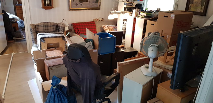 03 Kontoret staplat i vardagsrummet.jpg