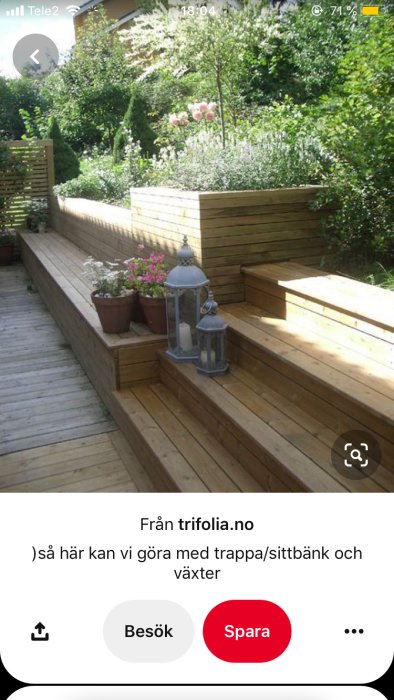 Trädäck med centralt placerad trappa och sittbänkar på sidorna, omgivet av gröna växter och krukor.
