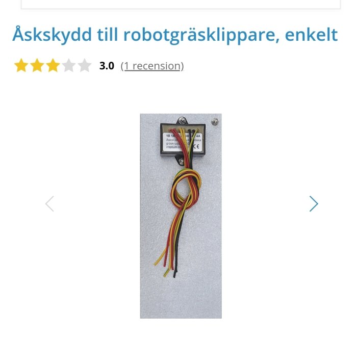 Åskskydd för robotgräsklippare monterat på vägg med böjda sladdar och produktinformation synlig.