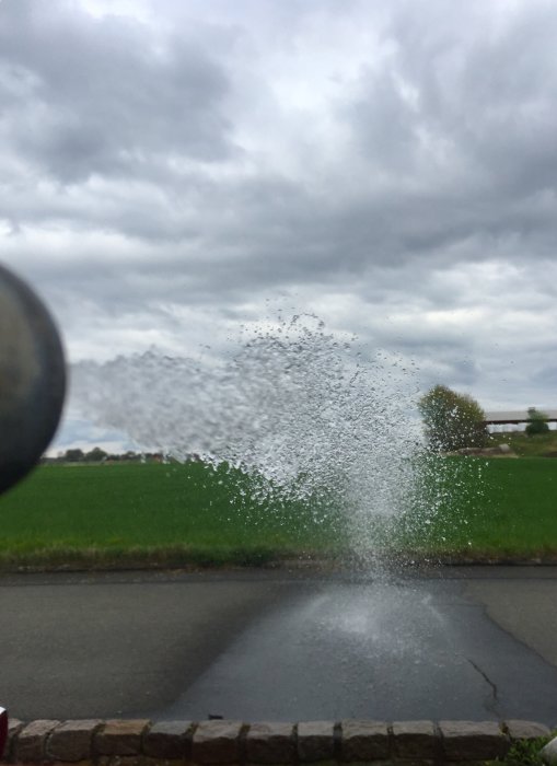 Vatten sprutas ut med kraft från en testrigg för pump vid byggprojekt.