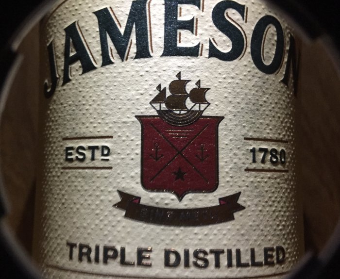 Närbild på en Jameson-irish whiskey etikett med texten "ESTD 1780" och "TRIPLE DISTILLED".