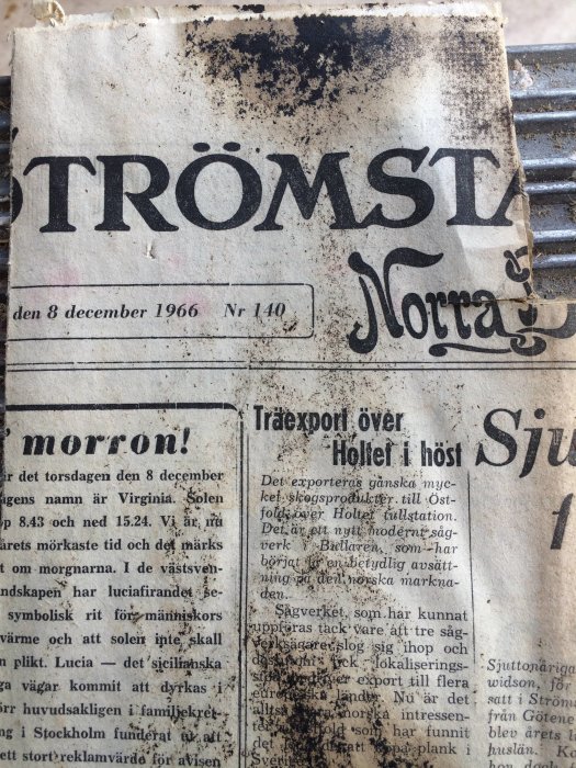 Gamla tidningsartiklar från "Tromsö Norra" daterade 8 december 1966 som hittats under golv.