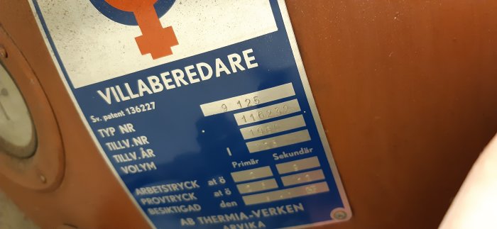 Detaljbild av en äldre panna med typskylt som visar typnummer, tillverkningsnummer och tillverkningsår från 1960.