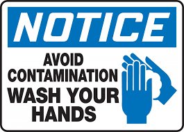 Blå och vit skylt med text "NOTICE AVOID CONTAMINATION WASH YOUR HANDS" och en ikon av en handtvätt.