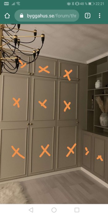 Inbyggda garderober i neutralt rum med stängda dörrar och en delvis synlig taklampa.