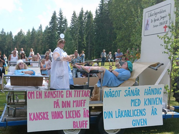 Humoristisk flotte med "läkare" och "patient" under en parad i Grytgöl 2016.