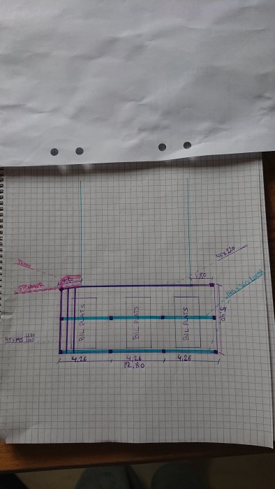 Skiss av altanplan med mått och konstruktionsdetaljer ritad på rutat papper.