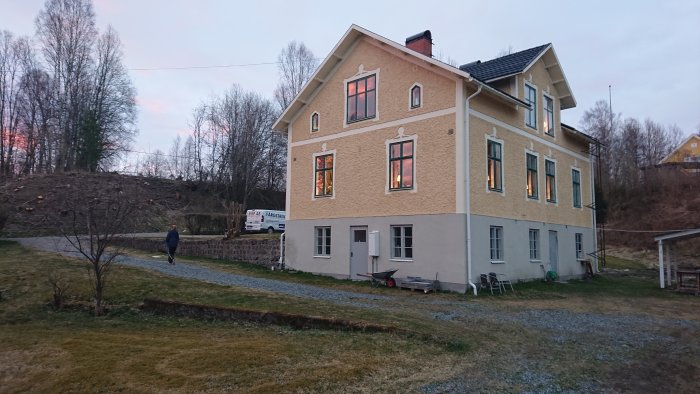 Sutterängvilla med spritputsfasad där ägaren planerar att bygga en altan och carport.