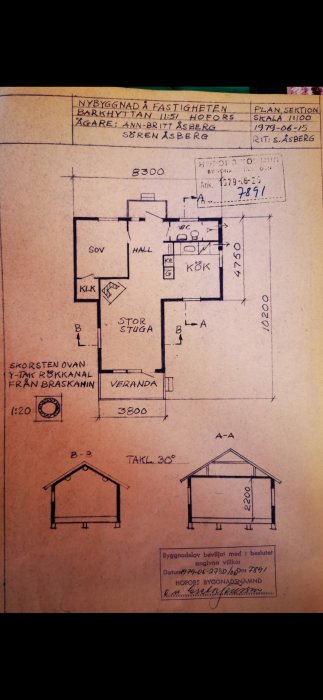 Ritning av ett fritidshus med planvy och sektioner, inkluderar kök, hall, sovrum, och storstuga, daterad 1979.
