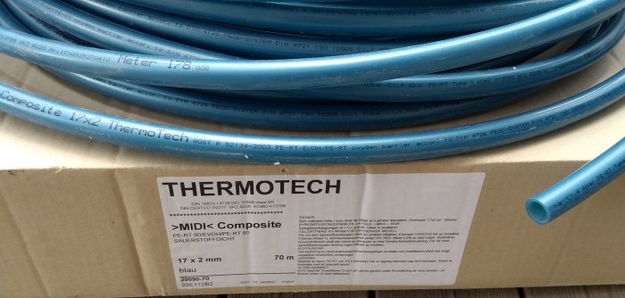 Rulle med blå Thermotech golvvärmerör 17x2mm och en etikett som beskriver produktspecifikationer.