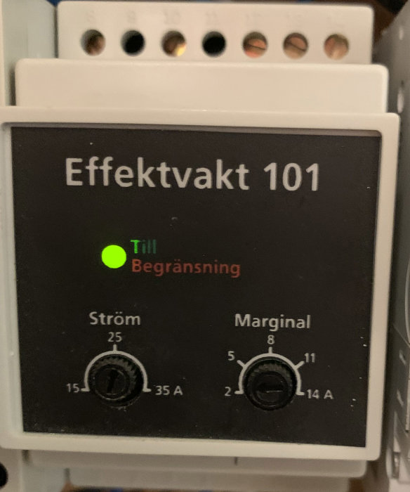 Effektvakt 101 med inställningsreglage för ström och marginal, grön lampa visar att den är till.