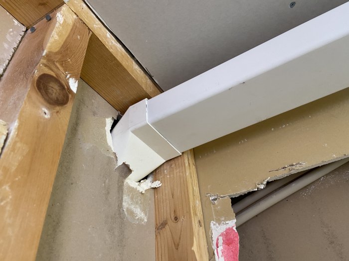 Ventilationsrör med silvertejp som visar justeringar av flöden i en byggprojektsmiljö.