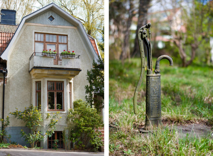 Växtklädd husfasad med balkong och blomlåda, samt en gammal handpump i en grön trädgård.