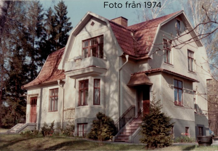 Foto från 1974 som visar en tvåvånings villa med rött tegeltak omgiven av grönska.