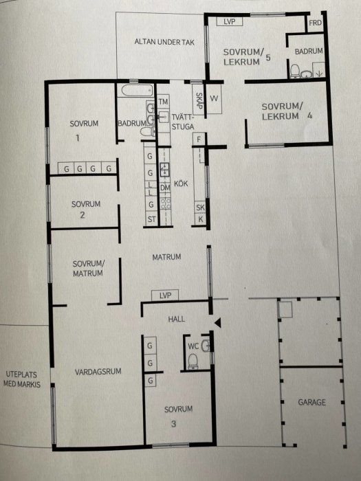 Översiktsritning av ett hus med tydligt markerade rum som sovrum, badrum och kök, samt yttersymboler som visar riktningarna söder, öster, väster och norr.