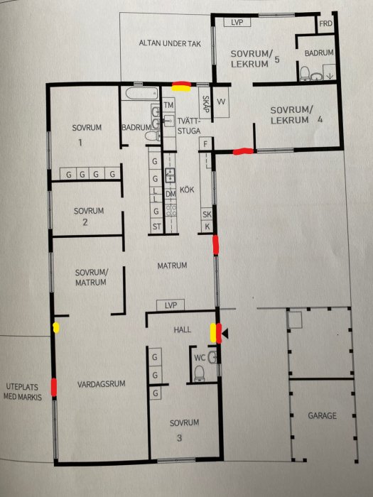 Planskiss av hus med röda markeringar vid dörrar och gula vid tänkta platser för dörrsensorer och rörelsedetektorer.