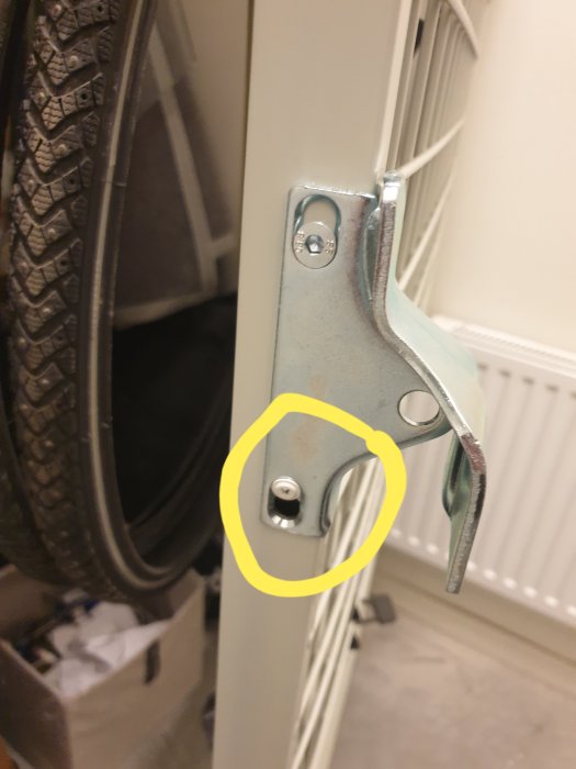 Kellerteline metallisella levykiinnikkeellä ja itsekierteyttävällä ruuvilla.