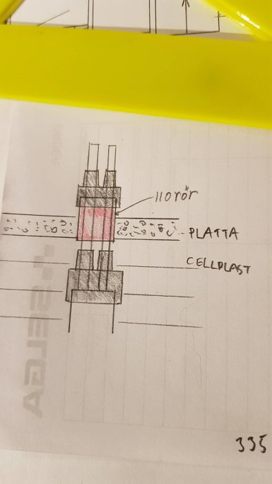 Handritad skiss av byggdetalj med markering av platta och cellplast samt måttangivelser.