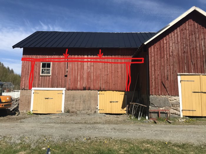 Gammal lada med markerade linjer för planerad väggväxling för större utrymme och högre tak.