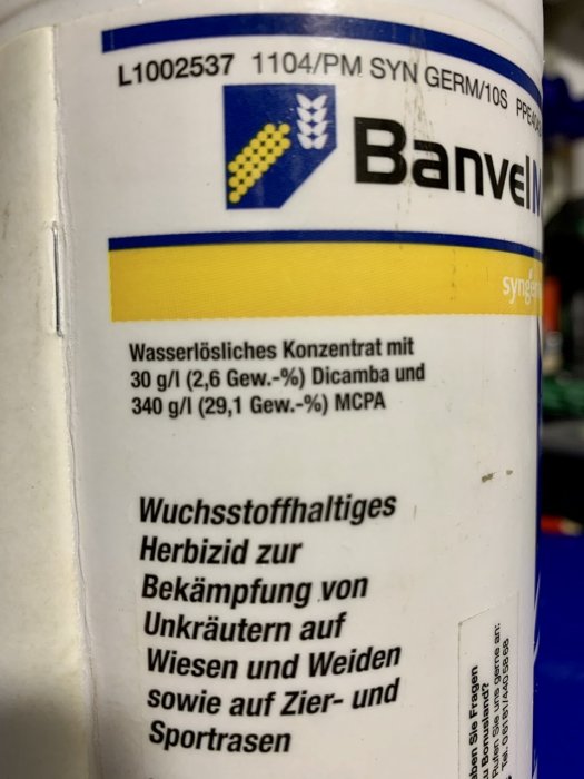 Etikett på en herbicidprodukt, Banvel, med text om vattenlösligt koncentrat och bekämpning av ogräs.