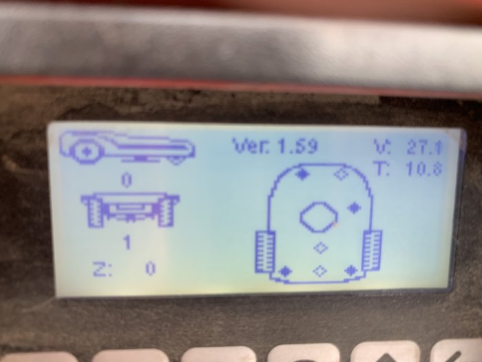 Display av en Worx Landroid robotgräsklippare som visar mjukvaruversion, spänning och temperatur.
