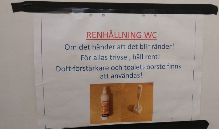 Anslag med texten "RENHÅLLNING WC" och instruktioner, samt bild på doftförstärkare och toalettborste.