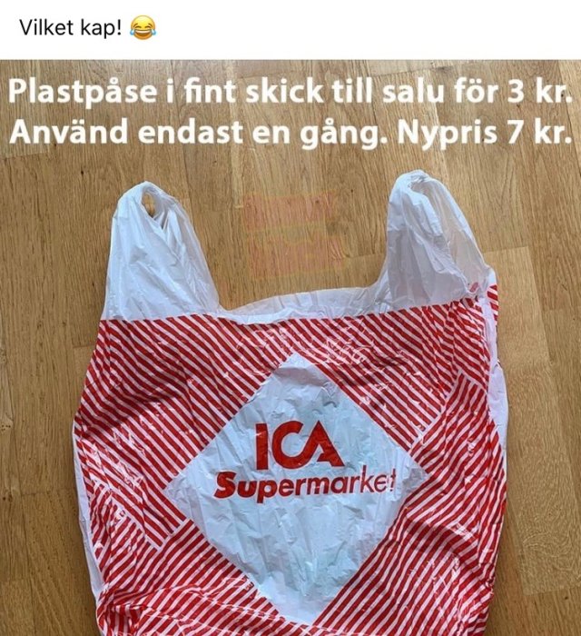 Röd och vit ICA-plastpåse på trägolv med text om försäljning för 3 kr, endast använd en gång.