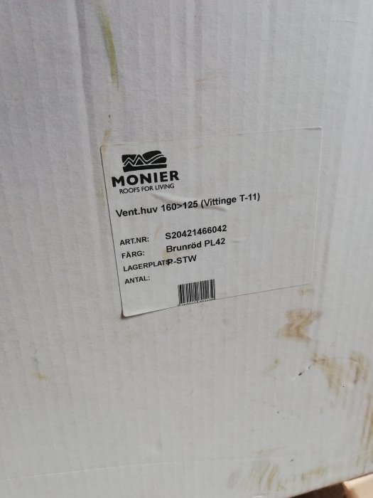Etikett på kartong för Monier ventilationshuv till Vittinge T-11, brunröd, med artikelnummer.