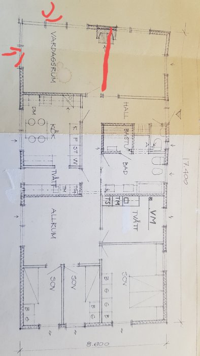 Arkitektritning av en våningsplan med markerade placeringar för skjut/vik-partier med röda pilar.